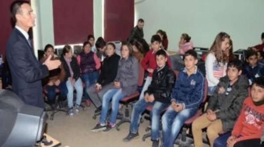 &Ouml;ğrenciler Akran Zorbalığı Ve Siber Zorbalık Konularında Bilgilendiriliyor