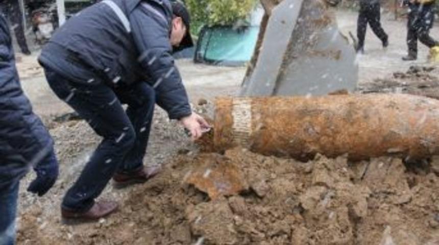 &Ccedil;anakkale'de Alt Yapı Kazısında Patlamamış Top Mermisi Bulundu