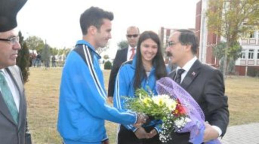 Vali Coş&rsquo;tan, Milli Sporculara Destek