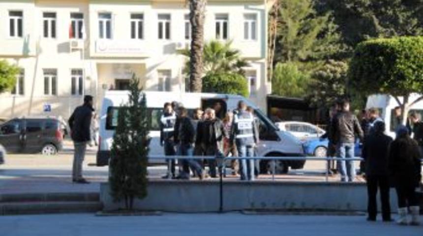 Silah Satımından G&ouml;zaltına Alınan 14 Kişi Manavgat Adliyesi'ne Getirildi