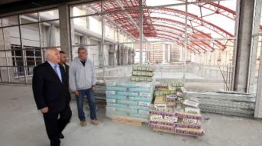 Başkan Yaşar Yarı Olimpik Havuz İnşaatını Denetledi