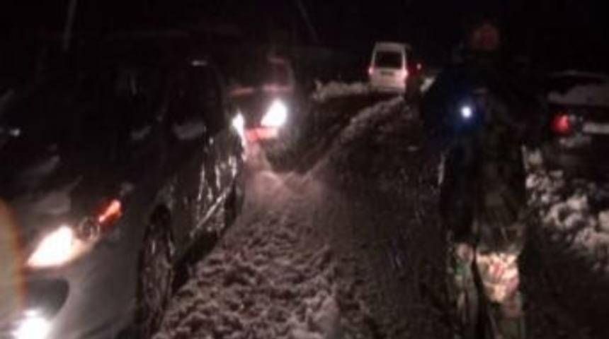 Cizre-Nusaybin Yolunda Mahsur Kalan Ara&ccedil;lara Jandarma Yetişti