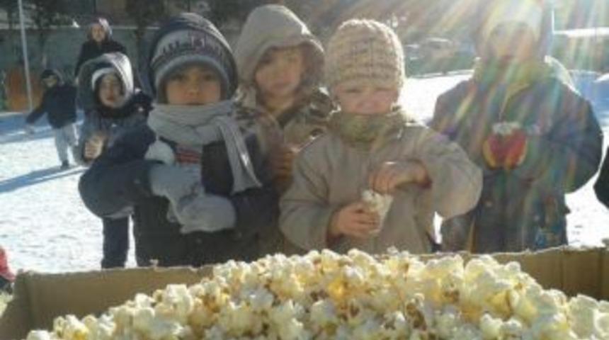 &Ouml;ğrencilere Tenef&uuml;ste Mısır İkramı