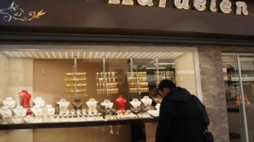 Hırsızlardan Korkan Yeni Evli &Ccedil;iftler, Takıları Artık Banka Kasasında Saklıyor