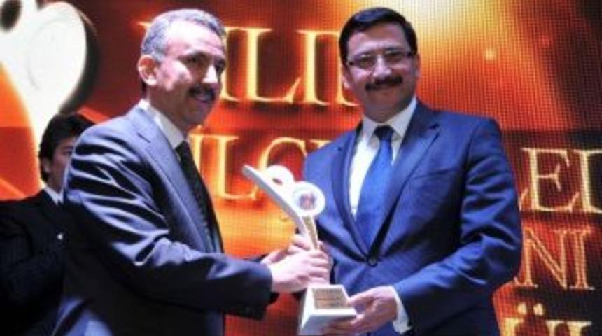 Yılın İl&ccedil;e Belediye Başkanı &Ouml;d&uuml;l&uuml; Mustafa Ak&rsquo;a Verildi