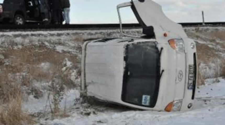 Buzlu Yolda Kayan Kamyonet Şarampole Devrildi: 5 Yaralı