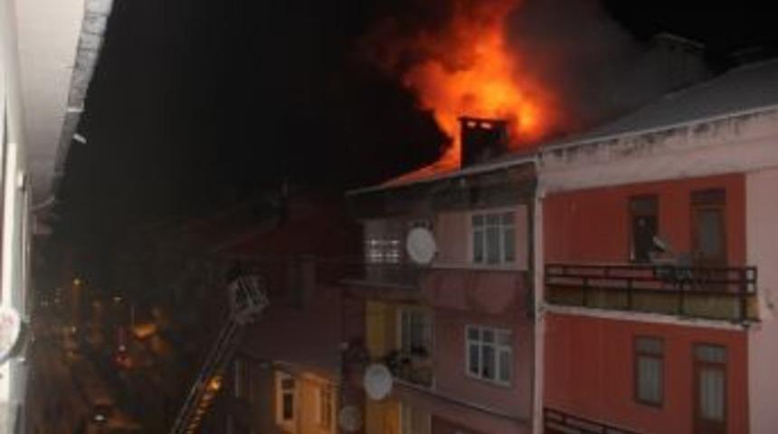 Binadaki &Ccedil;atı Yangını S&ouml;nd&uuml;r&uuml;ld&uuml;