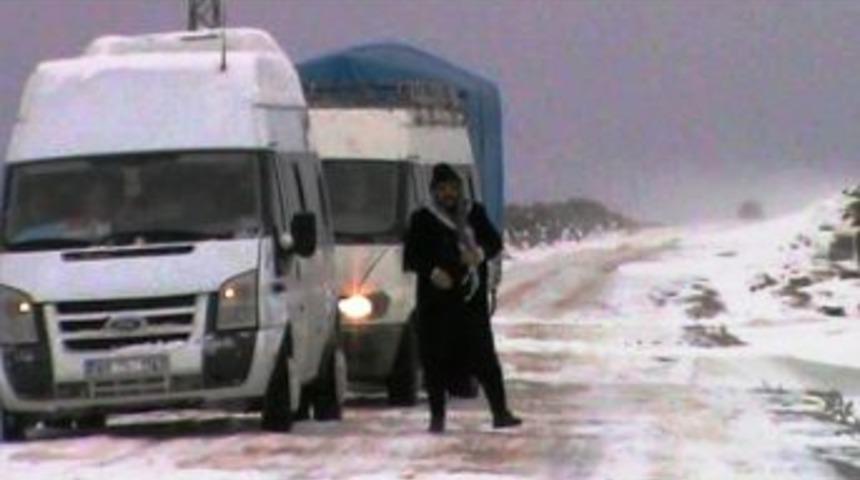 Viranşehir&rsquo;de Tipi Nedeniyle Yolda Mahsur Kalan &Ouml;ğrenciler Kurtarıldı