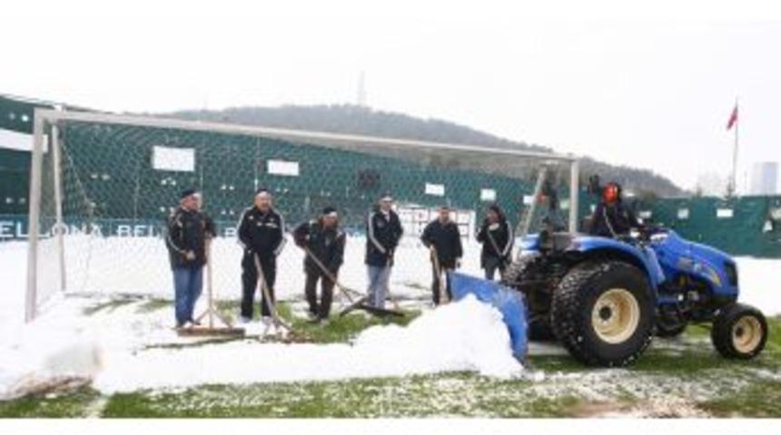 BJK Nevzat Demir Tesisleri'nde Kar Temizliği Yapıldı
