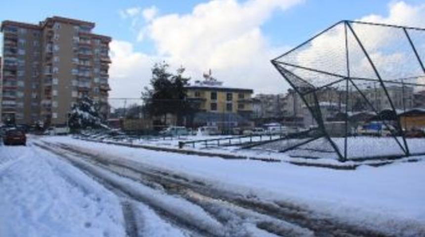 Kar, Halı Sahalara Zarar Verdi