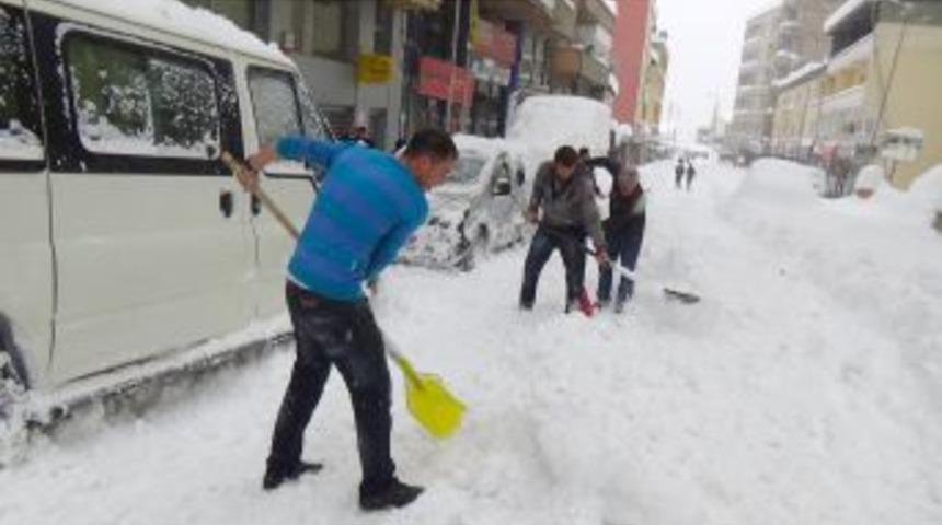 Doğuda Kış:Hakkari'de 132 K&ouml;y, 4 Belde Ve 375 Mezra Yolu Ulaşıma Kapandı