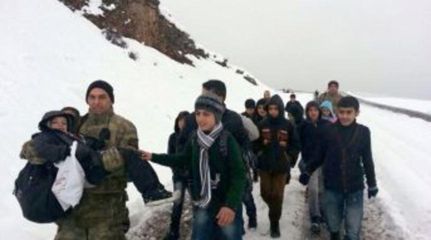 Karda Mahsur Kalan &Ouml;ğrencilerin Imdadına Asker Yetişti