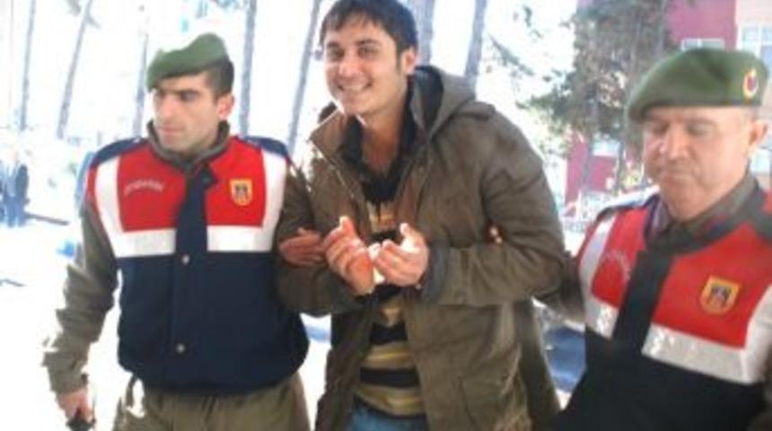 Babasını &Ouml;ld&uuml;ren Akt&uuml;t&uuml;n Gazisi Adliyeye &Ccedil;ıkarıldı