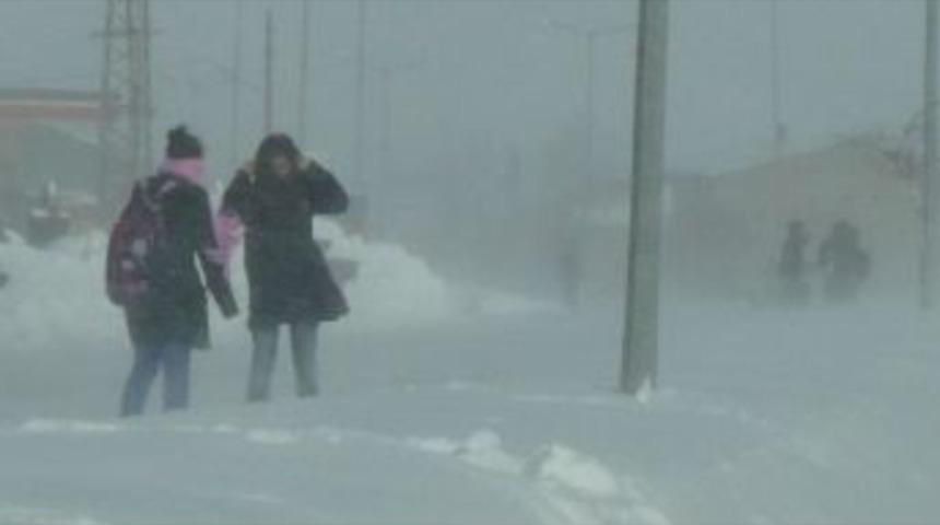 Karlıova&rsquo;da 42 K&ouml;y Yolu Ulaşıma Kapandı