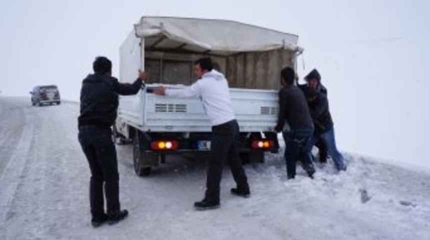 Erzurum'da 350 K&ouml;y Yolu Kapalı