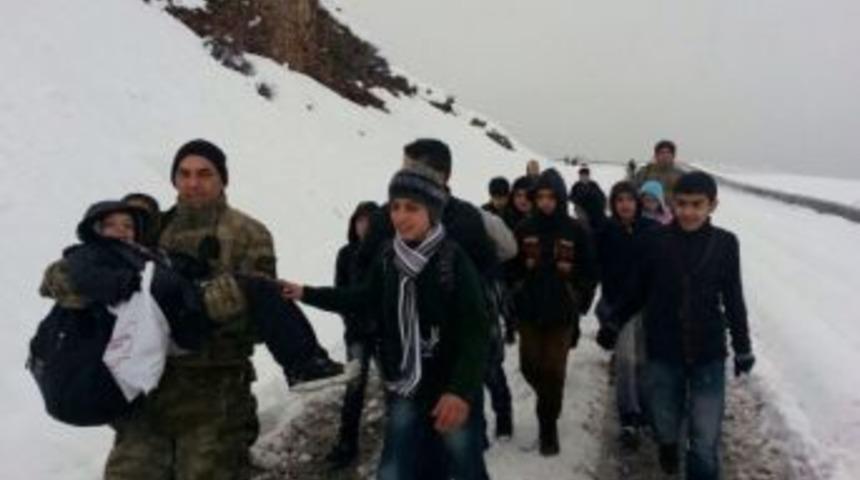 Karda Mahsur Kalan &Ouml;ğrencilerin İmdadına Mehmet&ccedil;ik Yetişti