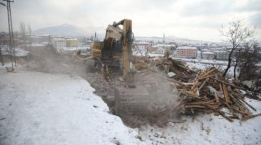 Ka&ccedil;ak Yapılarla M&uuml;cadele S&uuml;r&uuml;yor