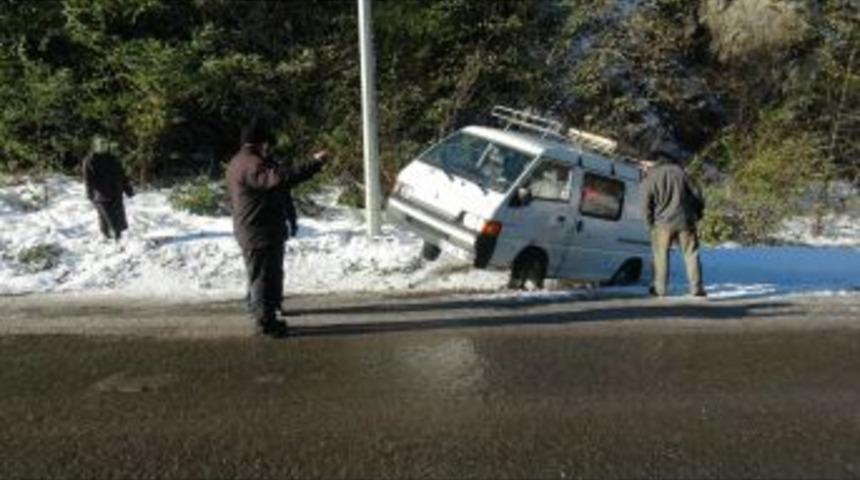 Buz Pistine D&ouml;nen Yollar Kazalara Neden Oldu