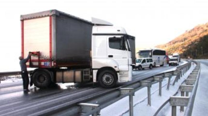 TIR, Yolu Trafiğe Kapattı