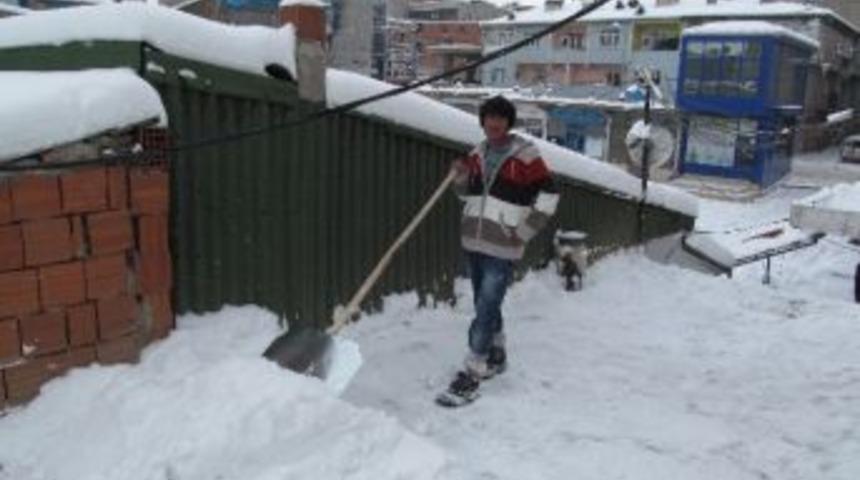 (&ouml;zel Haber) Kar Yağışı Ekmek Kapısı Oldu