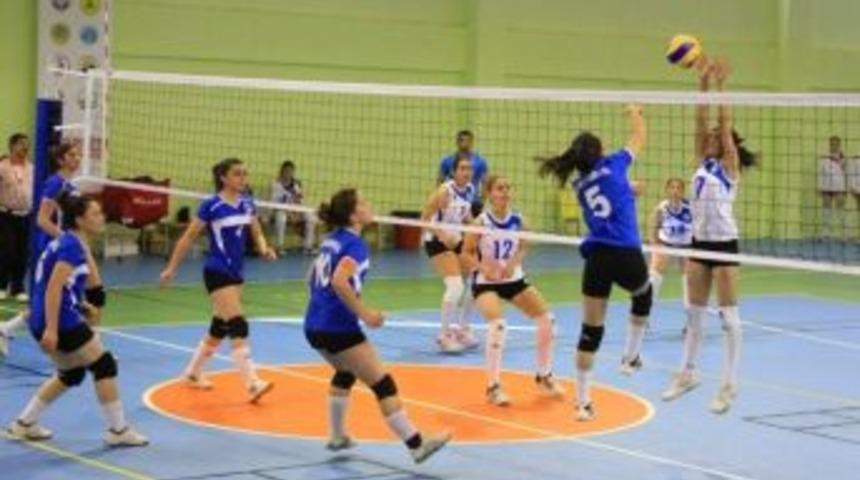As&uuml; Bayan Voleybol Devreyi Yenilgisiz Lider Tamamladı