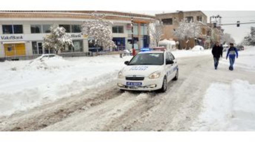 Doğum Sancısı &Ccedil;eken Kadın Emniyete Ait Kirpi Aracıyla Hastaneye Yetiştirildi