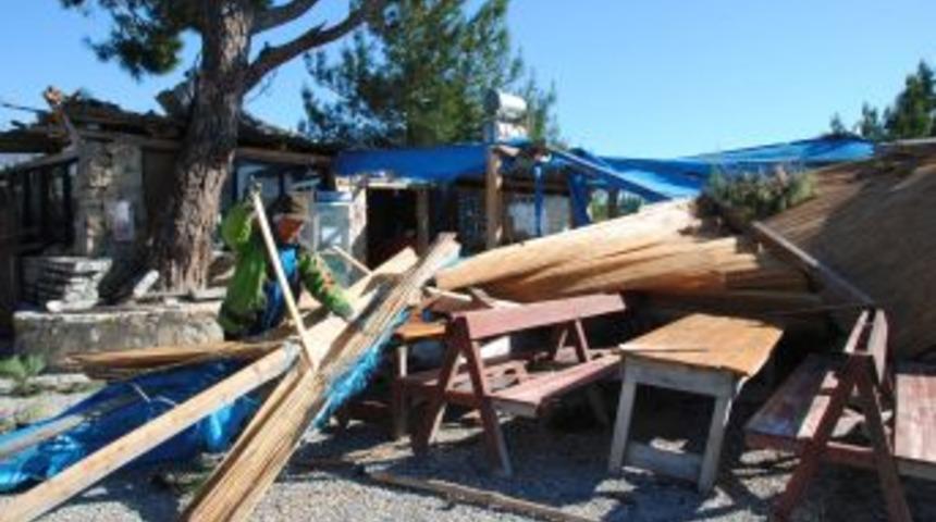 Fırtına Parkın &Ccedil;atısını U&ccedil;urdu