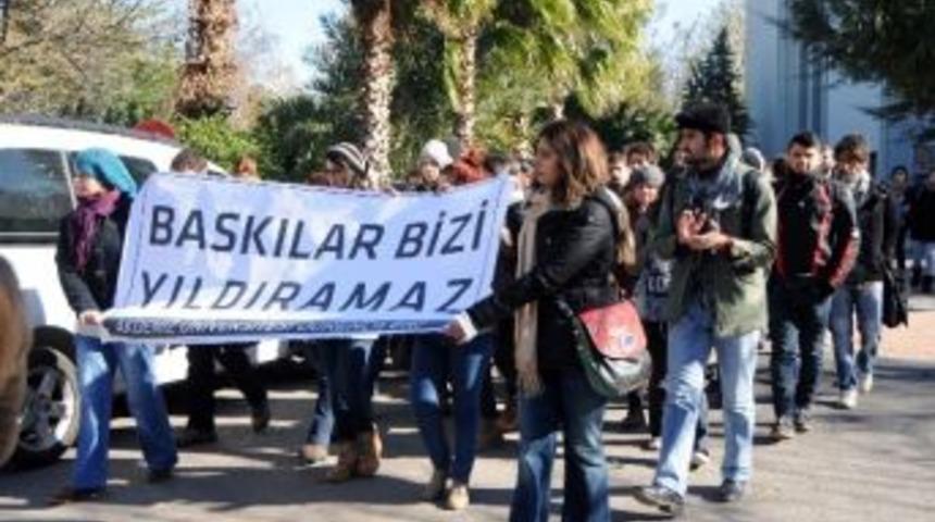 Akdeniz &Uuml;niversitesi'nde Uzaklaştırma Cezası Protesto Edildi