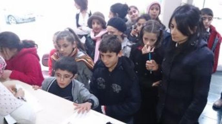 T&uuml;rk Ve Somalili &Ouml;ğrenciler, Biriktirdikleri Har&ccedil;lıkları Filipinlilere G&ouml;nderildi