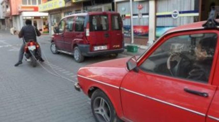 Motor &Uuml;st&uuml;nde G&ouml;ğs&uuml;ne Bağladığı Urganla Otomobili &Ccedil;ekti