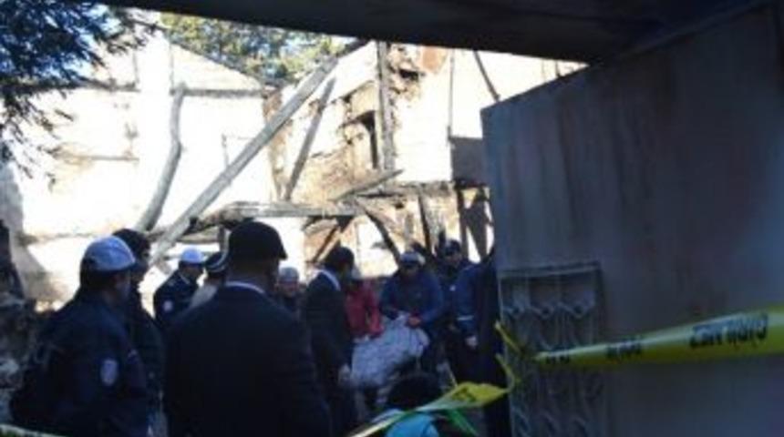 Kula'da Yaşlı Kadın Yanarak Can Verdi