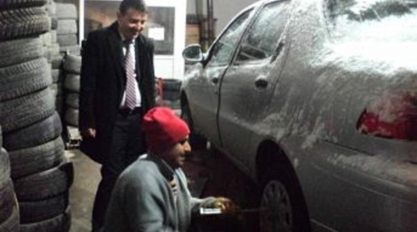 Karlı Hava Oto Lastik&ccedil;ilerin Iş Yoğunluğunu Artırdı