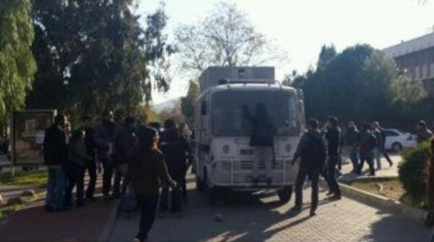 (d&uuml;zeltme) Ege &Uuml;niversitesi&rsquo;nde Kavga: 3 Yaralı, 5 G&ouml;zaltı