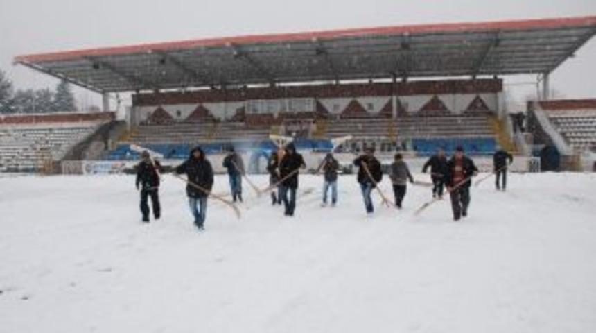 Stadyumda Kar Temizliği
