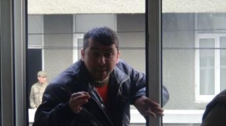 İş İsteyen 2 &Ccedil;ocuk Babası Adam Kaymakamlık Camından Atlamak İstedi