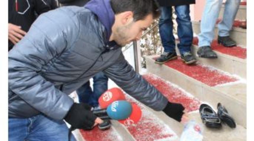 &Uuml;niversite &Ouml;ğrencilerinden &lsquo;tuzlu Ve Terlikli&rsquo; Eylem