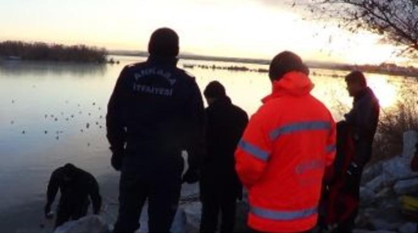 Donan G&ouml;lde Mahsur Kalan Kuş Son Anda Kurtuldu