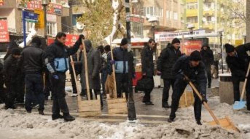 Diyarbakır&rsquo;da Karla M&uuml;cadele &Ccedil;alışması Aralıksız Y&uuml;r&uuml;t&uuml;l&uuml;yor