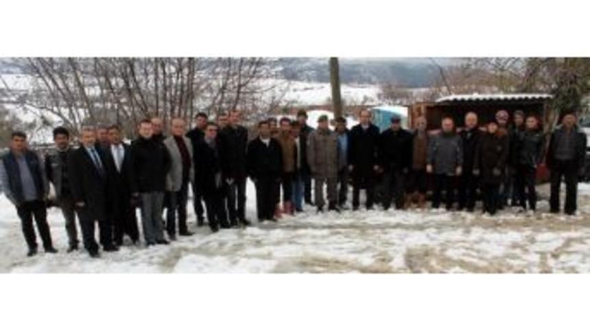 Manyas Kaymakamı Kara Rağmen K&ouml;yleri Geziyor