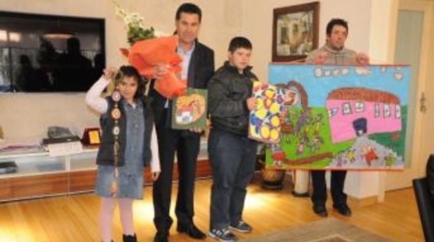 &Ouml;ğrenciler Başkan Kocadon&rsquo;a Kendi &Uuml;r&uuml;nlerini Hediye Etti