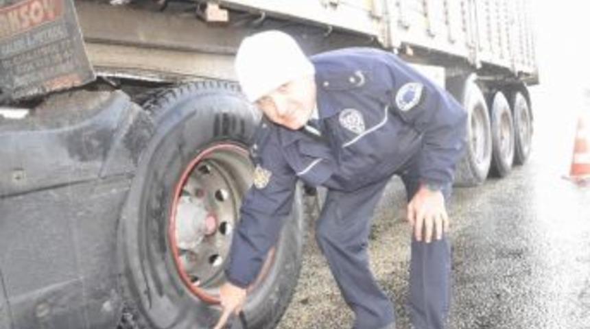 Yozgat'ta Polis Ekipleri, Ara&ccedil;larda Kar Lastiği Uygulaması Yaptı
