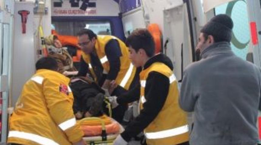 Buzda Kayan Otomobil Dereye Uçtu