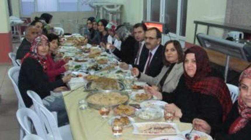 Aş&ccedil;ı &Ccedil;ıraklarının Ilk Yemeği Başkanlara