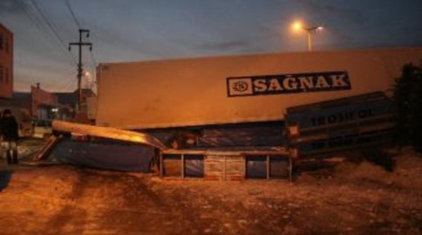 D&uuml;zce&rsquo;de Buzlanma Nedeniyle Tır Yoldan &Ccedil;ıktı