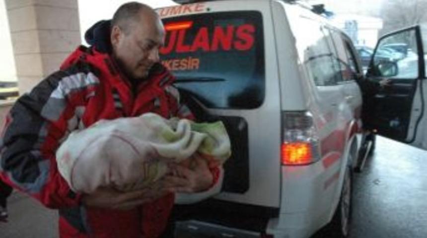 Karda Mahsur Kaldı, Bebeğini Tuvalette D&uuml;nyaya Getirdi