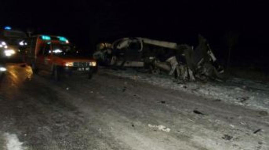 Malatya'da Feci Kaza: 6 &Ouml;l&uuml;