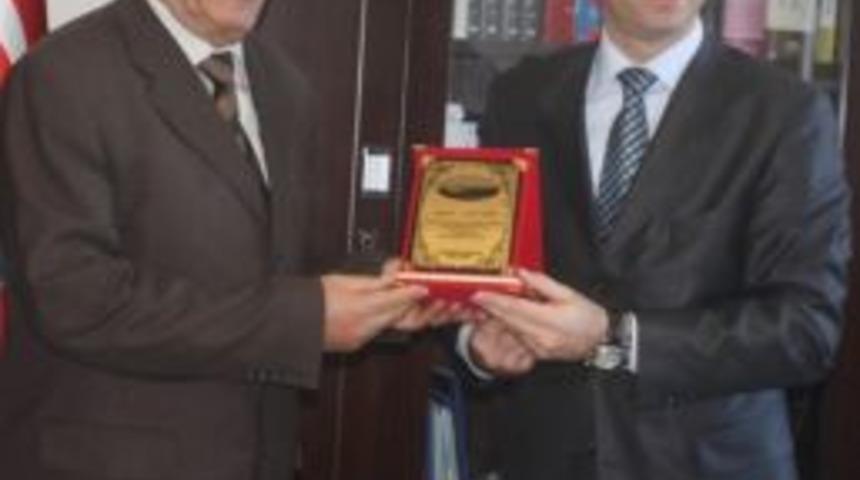 Kaymakam’dan Emekli Başhekime Plaket