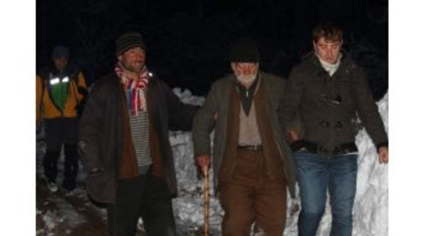 Hastaneye Gitmemek İ&ccedil;in Kurtarma Ekiplerine Direndi