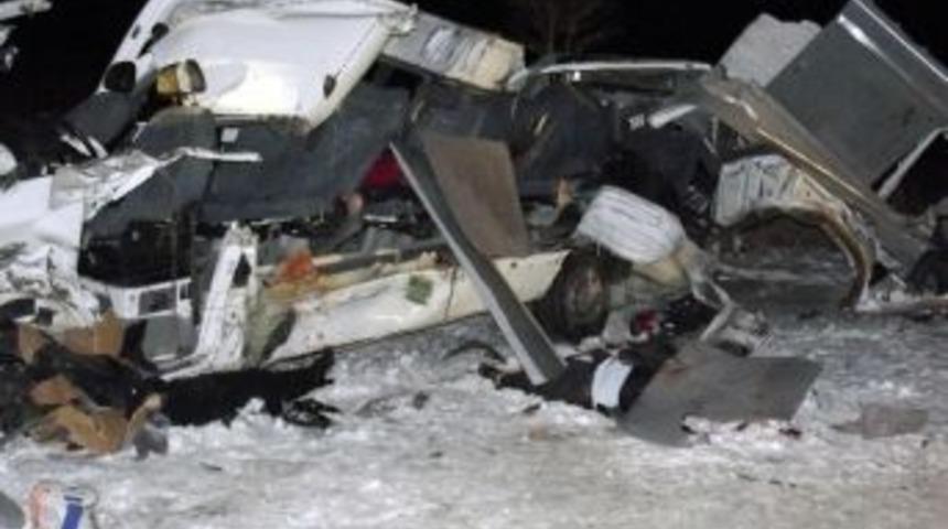 &Ouml;ğretmen Servisi İle Tır &Ccedil;arpıştı: 6 &Ouml;l&uuml;, 8 Yaralı