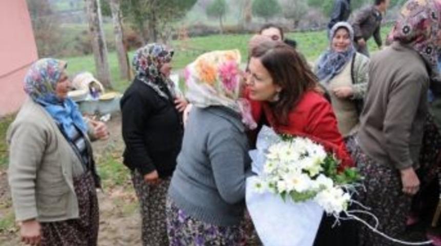 G&ouml;n&uuml;l El&ccedil;ileri K&ouml;y Okulundaki &Ccedil;ocukları Sevindirdi